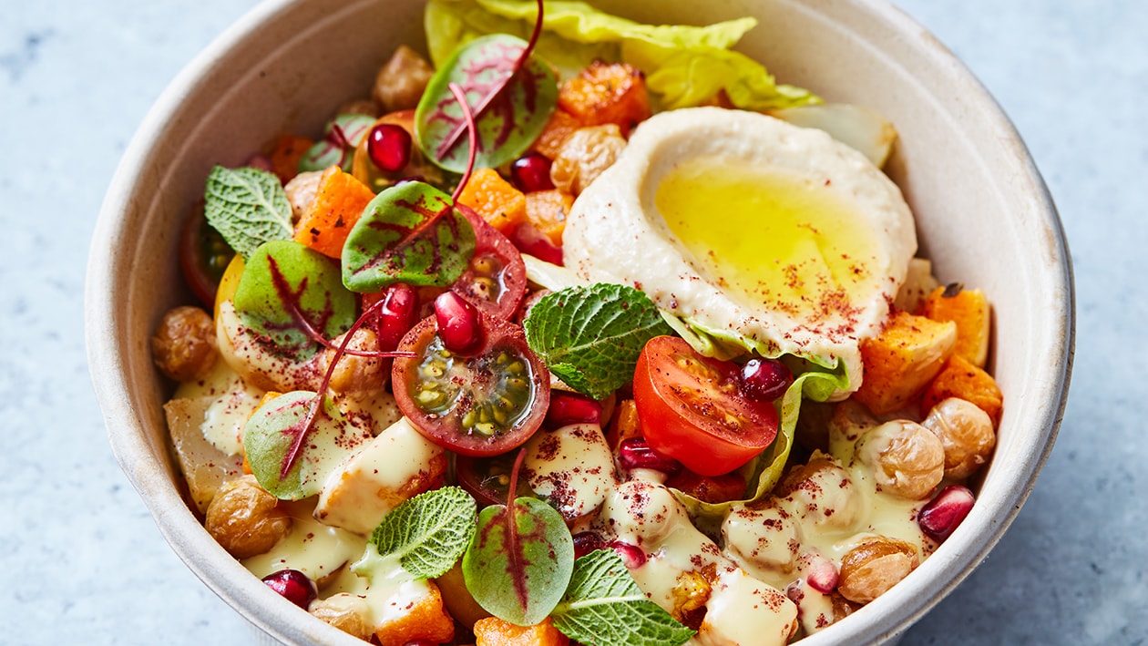Geroosterde pompoen salade met gebakken kikkererwten en humus (delivery)